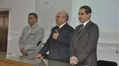 رئيس جامعة قناة السويس يواصل لقاءاته بالطلاب للتعرف على مشكلاتهم