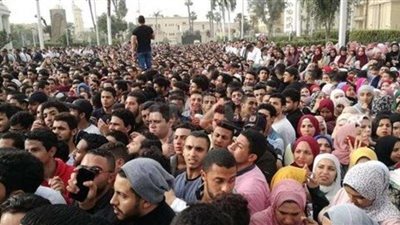 حماقي يبدأ حفله بجامعة القاهرة بأغنية 