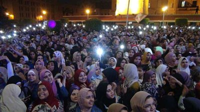 بالصور..ارتفاع حالات الإغماء بين طلبة جامعة القاهرة في حفل محمد حماقي