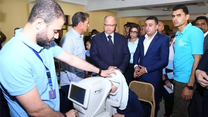 محافظ القاهرة يتفقد قافلة 