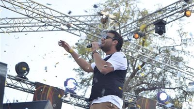 بالصور..رامي صبري يشعل مسرح جامعة عين شمس وسط هتافات الطلاب