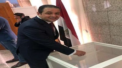 علاء عابد يدلي بصوتة بالاستفتاء على التعديلات الدستورية بالإمارات