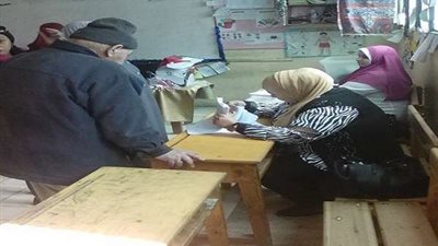 بالصور.. فتح اللجان بمدرسة السادات المشتركة بالهرم للمشاركة في الاستفتاء