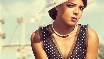 ناهد السباعي عن عدم حضورها حفل زفافها: في حاجات مينفعش أمي تشوفها