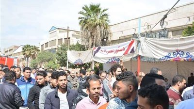 توافد حشود كبيرة من عمال المصانع للإستفتاء على التعديلات الدستورية ببورسعيد