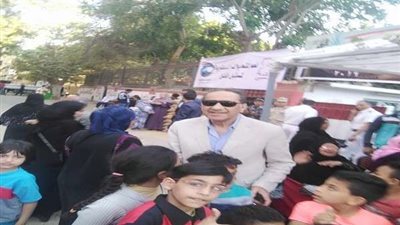 المواطنون يلتفون حول الفنان محمد أبو داوود أثناء إدلاءه بصوته في الاستفتاء