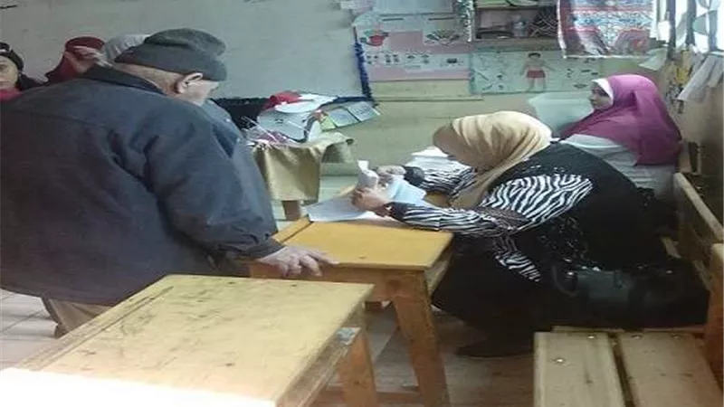 بالصور.. فتح اللجان بمدرسة السادات المشتركة بالهرم للمشاركة في الاستفتاء