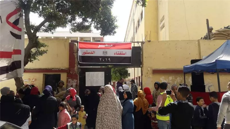 بالصور.. توافد الناخبين للإدلاء بأصواتهم على التعديلات الدستورية بحلوان