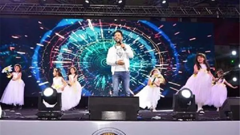 بالصور.. أحمد جمال يتألق في حفل المدرسة البريطانية بحضور وزيرة الهجرة