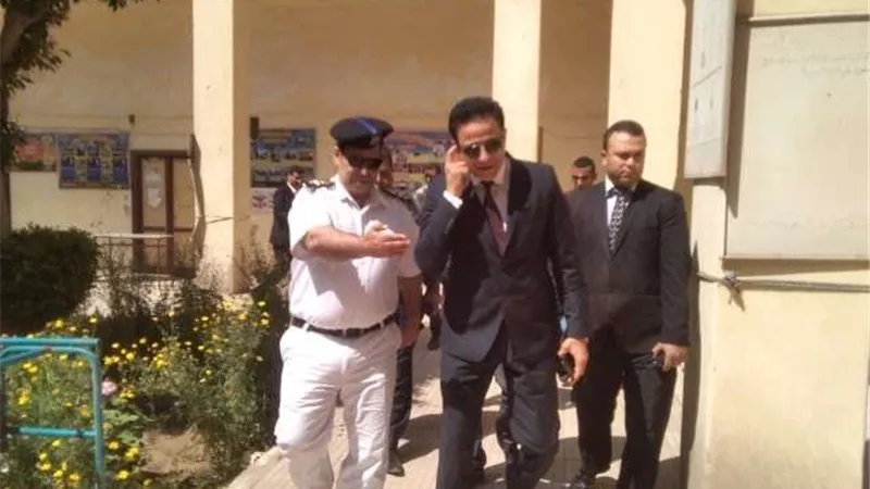 بالصور.. نائب محافظ القاهرة ورئيس حي حلوان يتفقدان لجان عمليات الاقتراع
