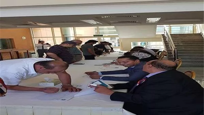 بالصور.. المصريون بقطر يواصلون الإدلاء بأصواتهم فى الاستفتاء على الدستور