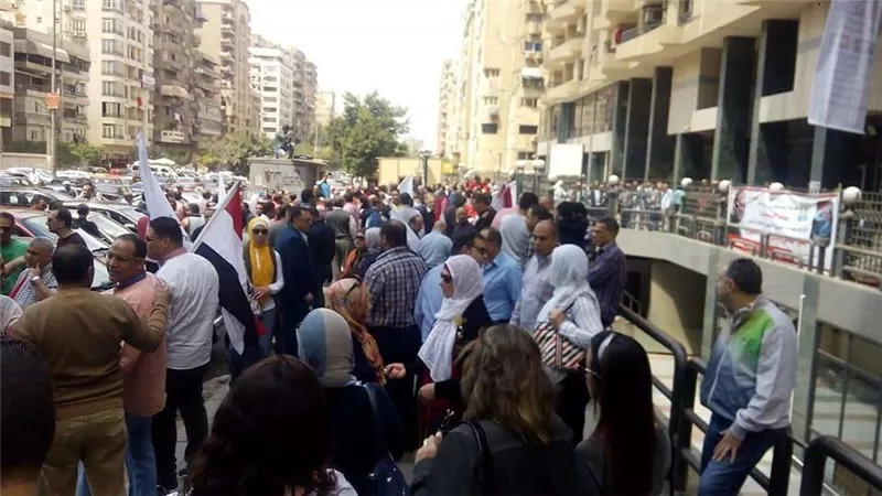 العاملين بشركة البترول البحرية ينظموا وقفة لدعم تعديل الدستور