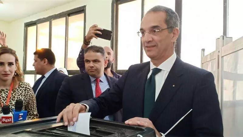 بالصور.. وزير الاتصالات يدلي بصوته في الاستفتاء على التعديلات الدستورية