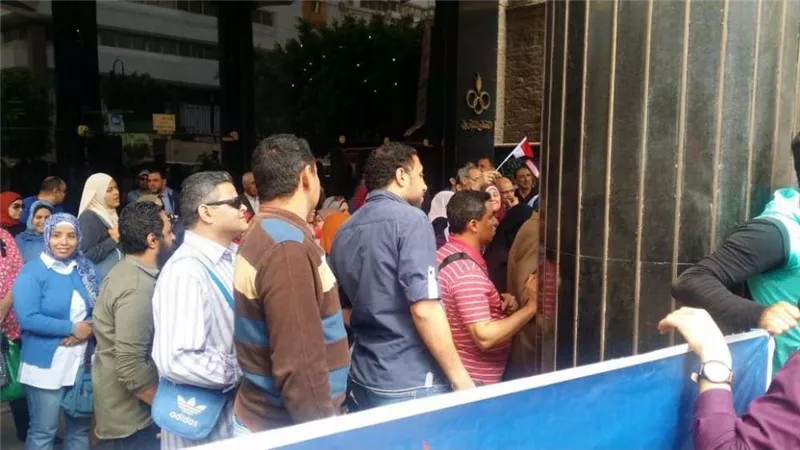بالصور.. العاملون بـ 