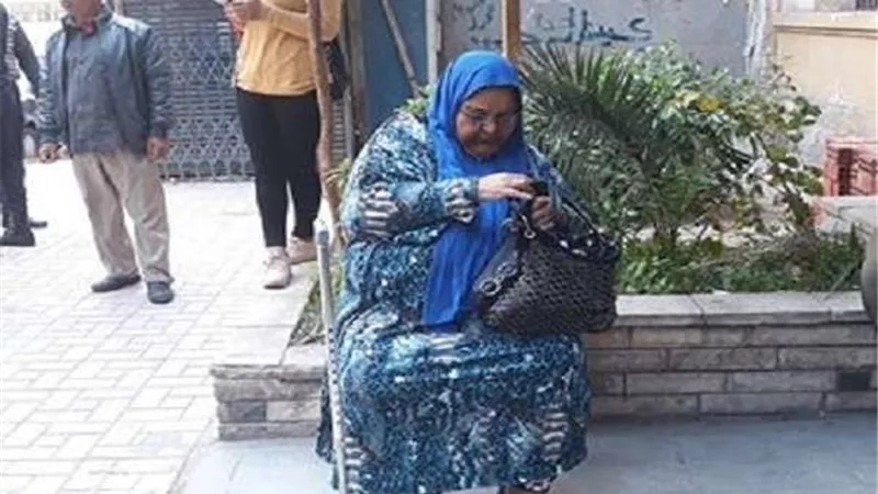 بالصور.. شقيقة الشهيد أحمد زاهر تدلي بصوتها في الانتخابات