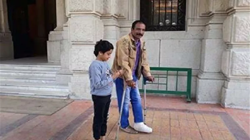 مريض يشارك في استفتاء الدستور بديوان عام وزارة الزراعة