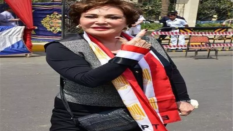 بالصور.. لبلبة تدلي بصوتها في استفتاء التعديلات الدستورية بالدقي