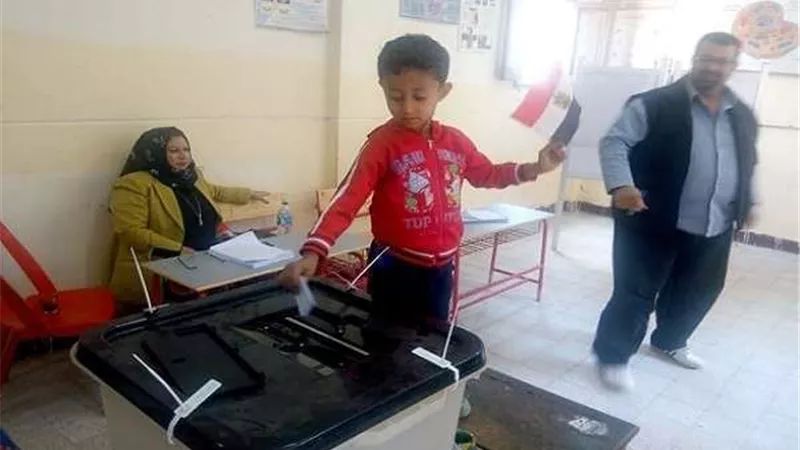 بالصور.. أصغر طفل يشارك بالاستفتاء على التعديلات الدستورية بمدينة نصر