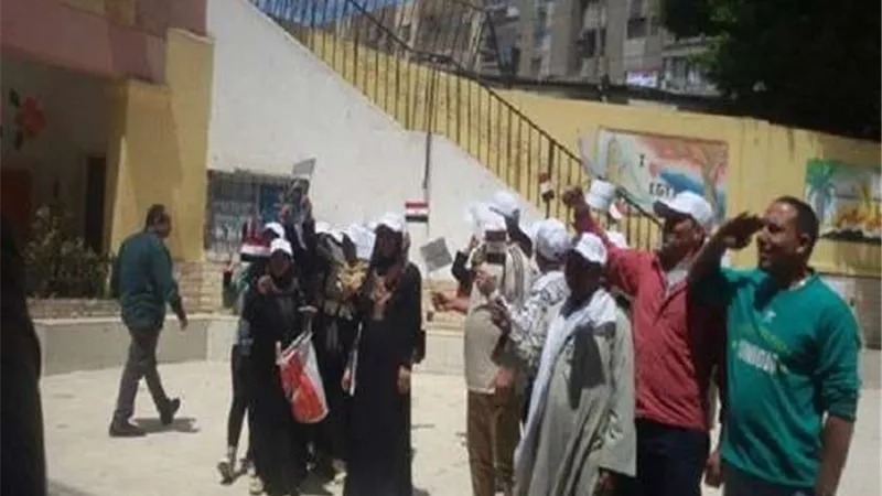 عمال الشركة المصرية للاتصالات يدلون بصوتهم في استفتاء التعديلات الدستورية