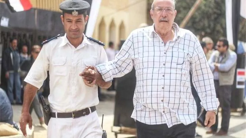 الشرطة تساعد كبار السن للوصول إلى لجانهم الانتخابية بالشيخ زايد