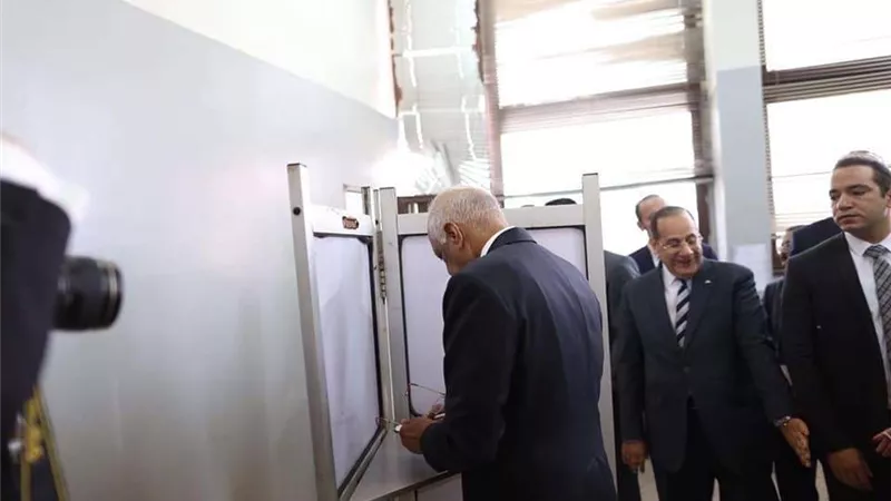 عبد العال يدلي بصوته في الاستفتاء على الدستور بمدينة نصر