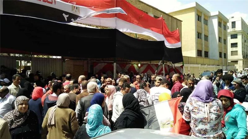 بالصور.. مسيرة حاشدة للعاملين بهيئة الضرائب العقارية لدعم تعديل الدستور