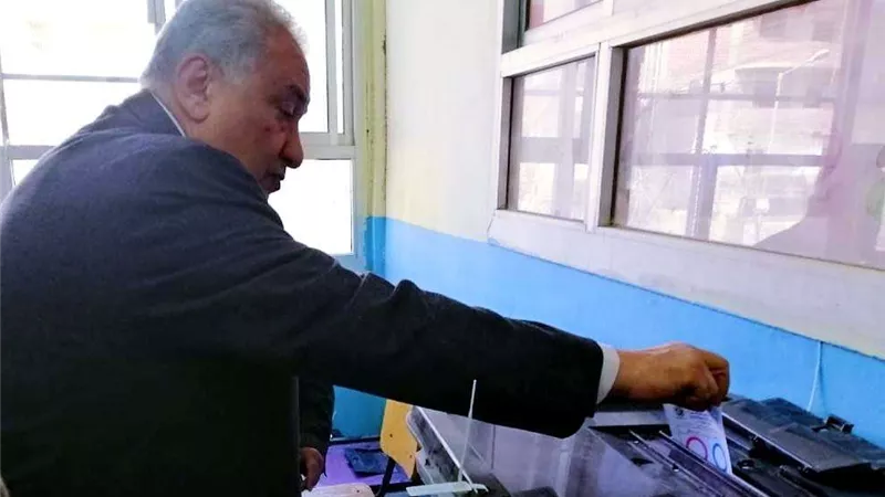 بالصور.. نقيب المحامين يدلي بصوته في الاستفتاء على التعديلات الدستورية