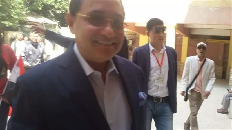 بالصور.. عبد الرحيم علي يدلي بصوته في مدرسة العجوزة بالجيزة