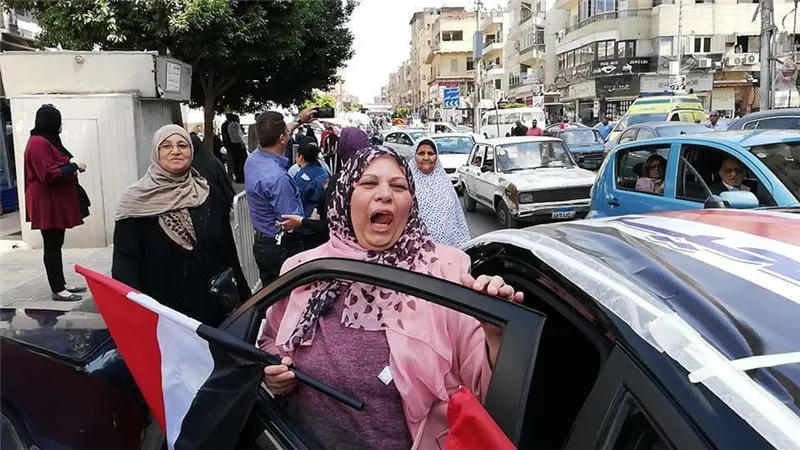 بالصور.. استمرار توافد الناخبين على لجان مدرسة الرشيد بمصر الجديدة