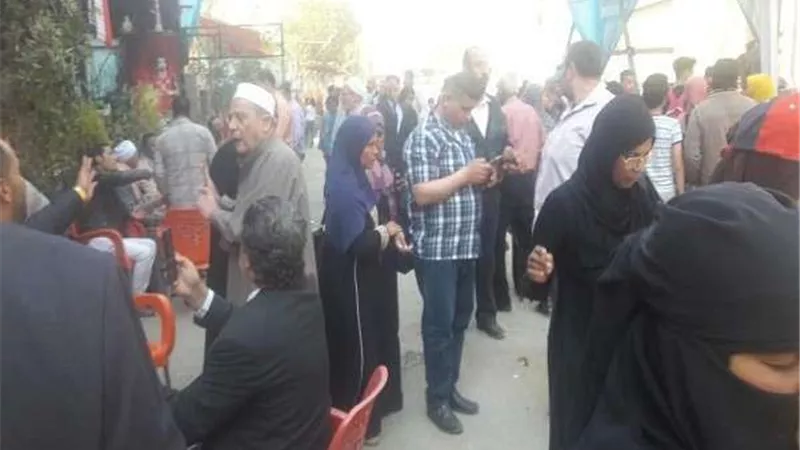 بالصور.. السيدات يشاركن بكثافة في استفتاء الدستور بإمبابة