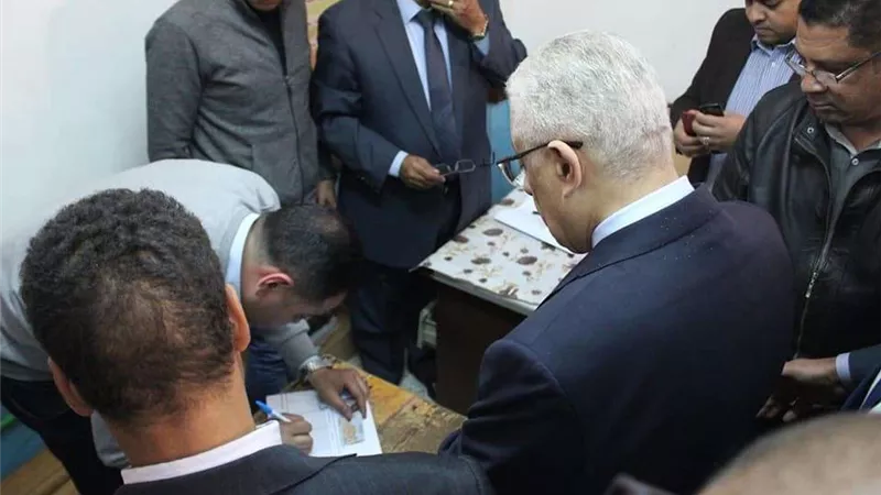 بالصور.. وزير التربية والتعليم يدلي بصوته في مدرسة المنيرة