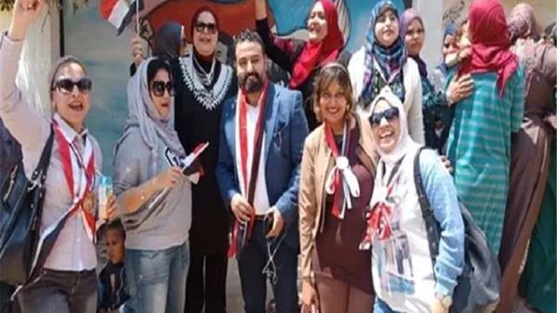 توافد المواطنين للمشاركة في الاستفتاء على التعديلات الدستورية بالهضبة