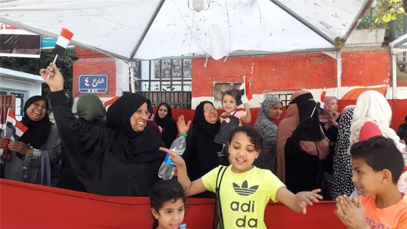 بالصور.. احتفالية الناخبين باستفتاء الدستور أمام مجمع المدارس بالمعادي