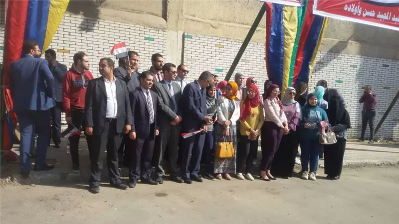 بالصور.. انتظار المواطنين أمام أبواب اللجان للمشاركة في استفتاء الدستور
