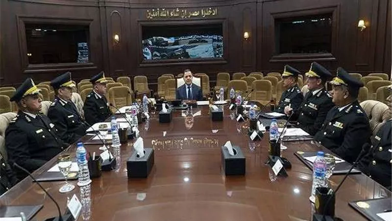 وزير الداخلية يتابع مع مديري الأمن إجراءات تأمين الاستفتاء