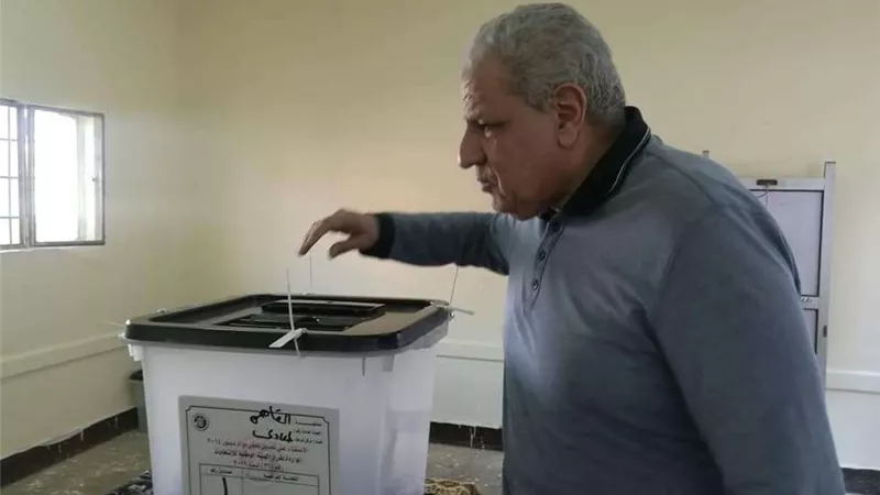 محلب يدلي بصوته في الاستفتاء على التعديلات الدستورية بحدائق المعادي