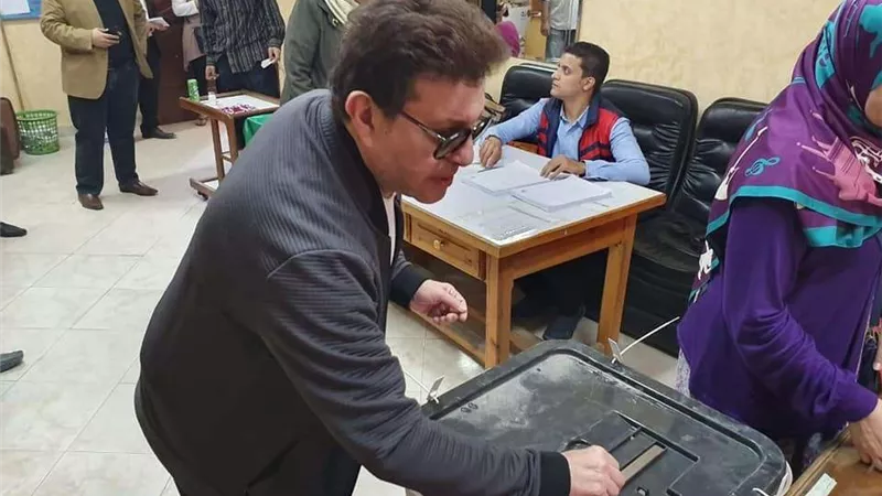 هاني شاكر يدلي بصوته في الاستفتاء على التعديلات الدستورية بالرماية