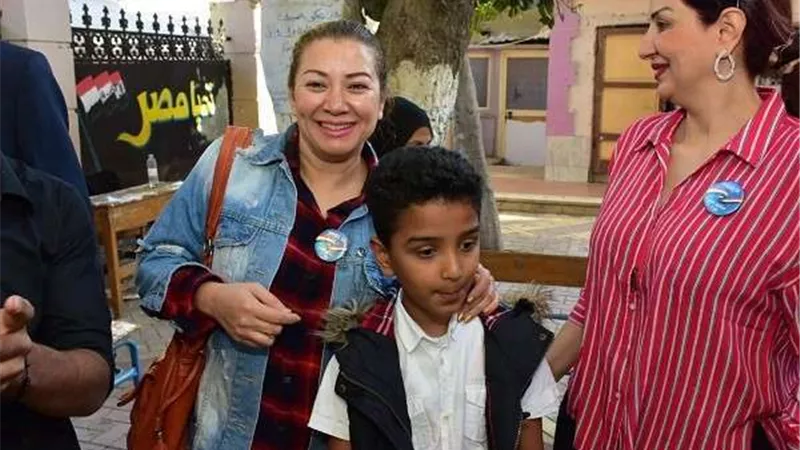 الصدفة تجمع نجوم الفن والمشاهير داخل لجان الاستفتاء على التعديلات الدستورية