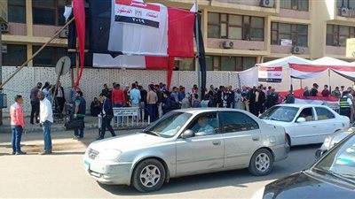 توافد الناخبيين للإدلاء بأصواتهم في الاستفتاء بالجامعة العمالية