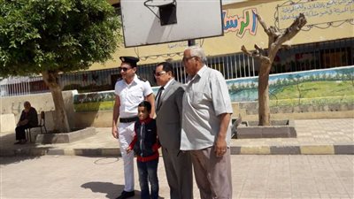 بالصور.. رئيس حي المعادي يدلي بصوته بمدرسة محمد فريد