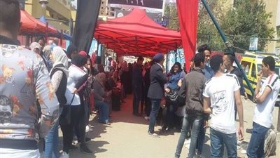 بالصور.. إقبال كثيف من المواطنين على لجان الاقتراع بمدرسة التوفيقية بشبرا