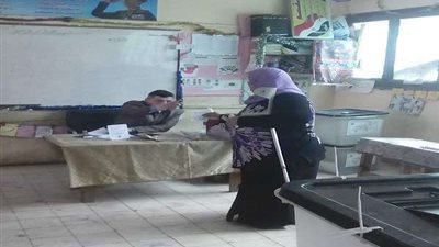 إقبال كثيف بلجان مدرسة هشام رفعت بالهرم في ثاني أيام الاستفتاء