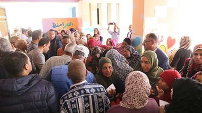 كبار السن يزينون اللجان بأول أيام الاستفتاء بالسويس