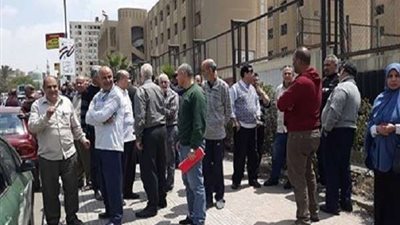 بالصور.. توافد الناخبين أمام مجمع الملك فهد للإدلاء بأصواتهم في الاستفتاء