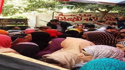 بالصور.. إقبال المواطنين على لجنة عزبة الهجان للمشاركة في استفتاء الدستور