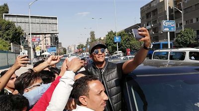 بالصور.. الجهور يستقبل محمد رمضان بزفة ويتسبب في زحام الدقي