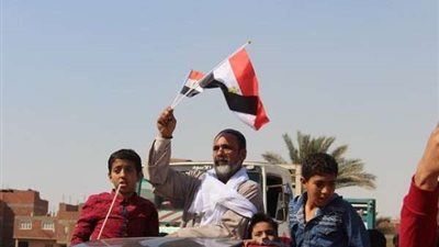 سيارات تجوب شبرا رافعة أعلام 