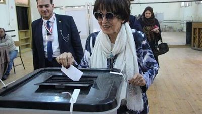 بالصور .. سميرة عبد العزيز تشارك في استفتاء التعديلات  الدستورية