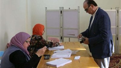 رئيس نادي النجوم يدلي بصوته في الاستفتاء بالشيخ زايد