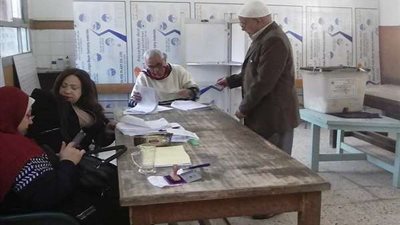 بالصور.. الناخبون يصطحبوا أطفالهم في استفتاء الدستور بالعجوزة